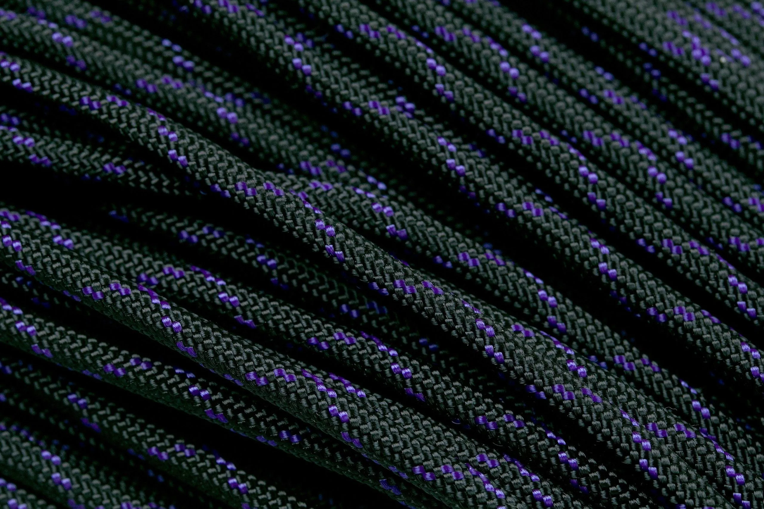 Knivesandtools 550 Paracord Type III, Colour: Black & Acid Purple X - 50 Ft (15.24 Meters) 3 Knivesandtools 550 Paracord Type III, Colour: Black & Acid Purple X - 50 Ft (15.24 Meters)